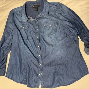 Women’s pearl snap denim shirt EUC